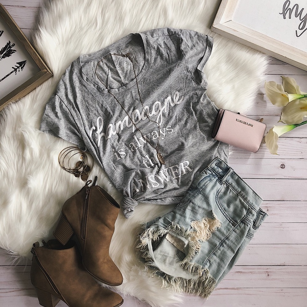 *NEW* Graphic “Champagne” Tee 👚